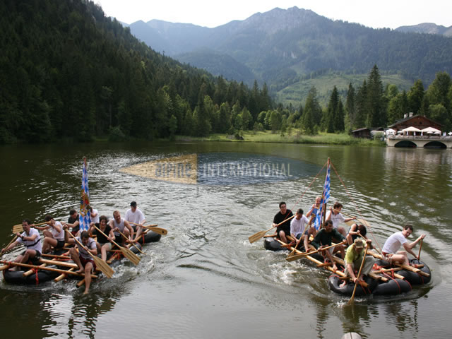 Flo�fahren auf dem Pflegersee bei Garmisch-Partenkirchen